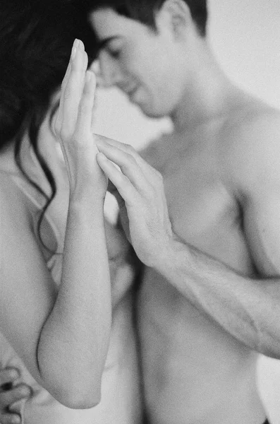 Couple embrasser et toucher les mains — Photo