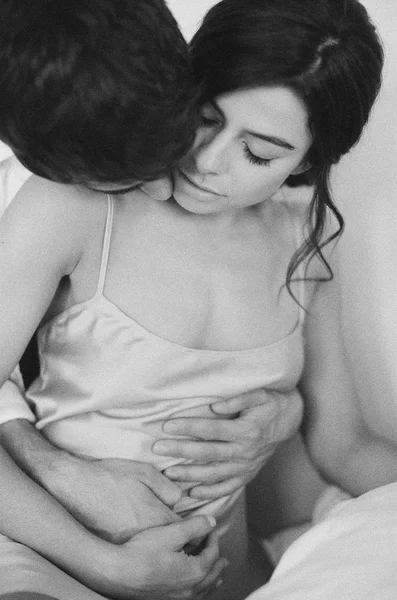 Man kysser kvinna medan kramas — Stockfoto