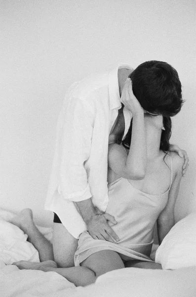 Kucaklayan ve kadınla öpüşürken dostum — Stok fotoğraf