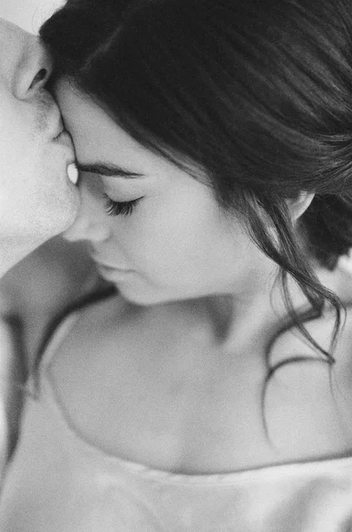 Man kysser kvinna i pannan — Stockfoto