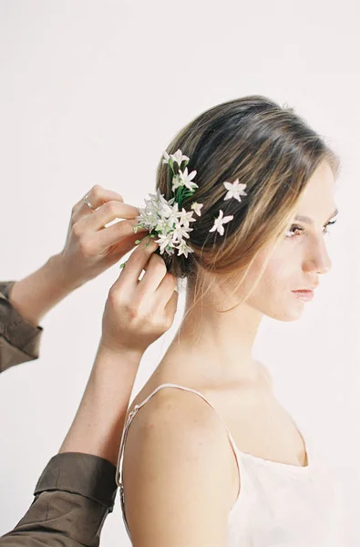 Stylistin verziert Haare mit Blumen — Stockfoto