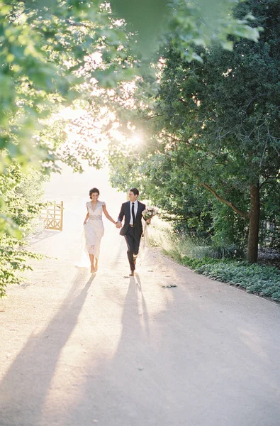 Recém-casados caminhando na trilha rural — Fotografia de Stock