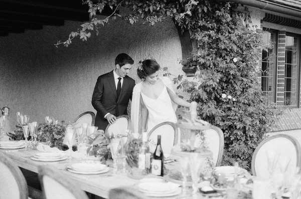 Paar wandelen langs bruiloft tabel — Stockfoto