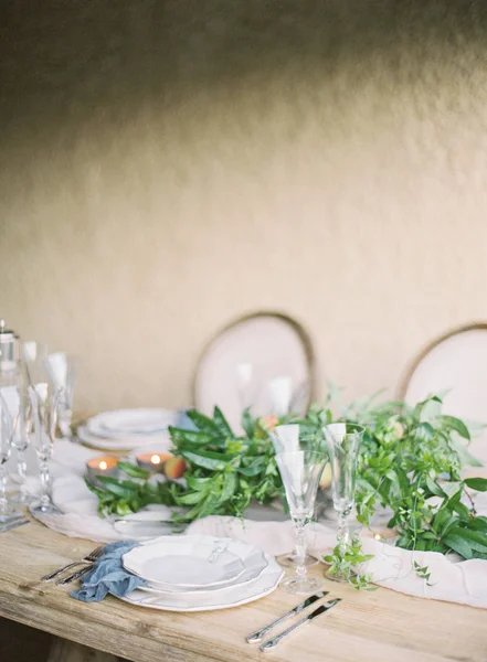 Setting table decorated with leaves and fruits — Stock Photo, Image