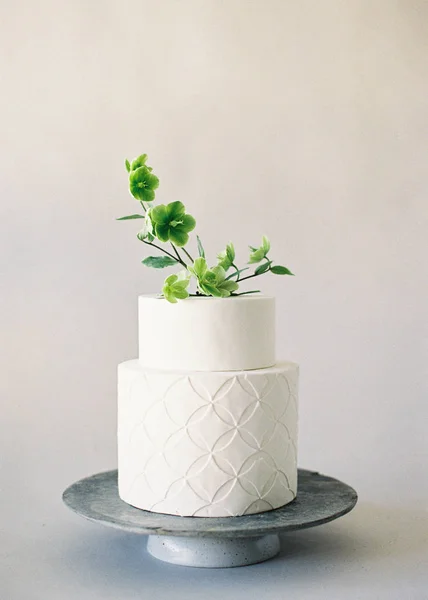 Tort weselny z dekoracja kwiatowa — Zdjęcie stockowe