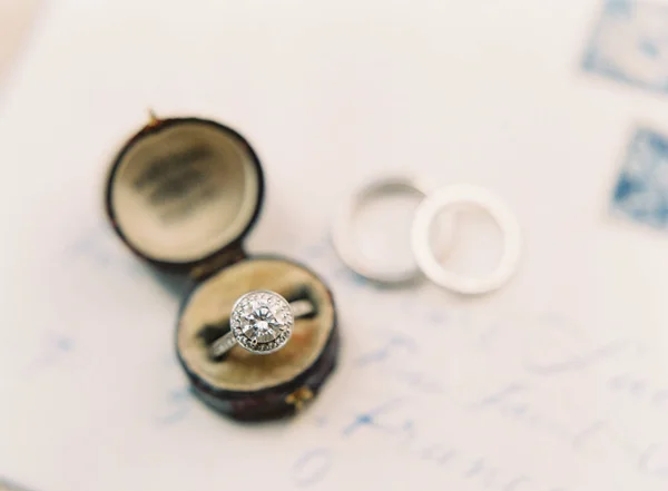 テーブルの上のエレガントな結婚指輪 — ストック写真