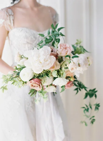 Držení kytice nevěsty — Stock fotografie