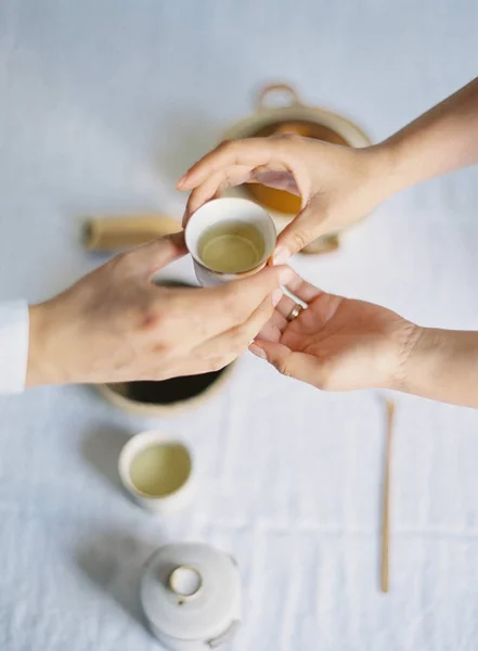 Tangan memegang cangkir teh selama upacara minum teh — Stok Foto