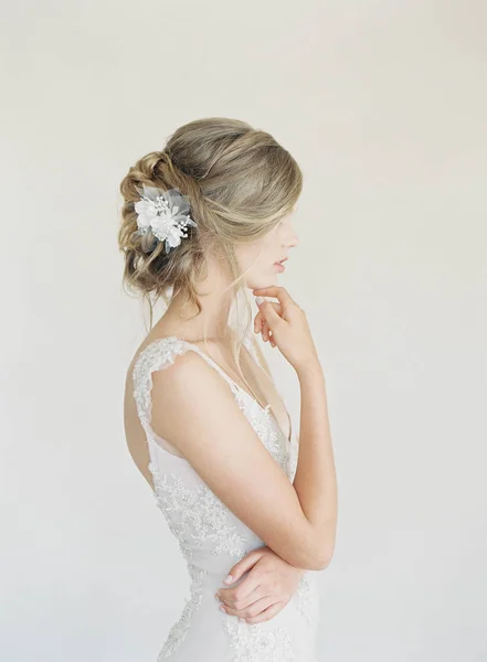 Jeune femme en robe de mariée — Photo