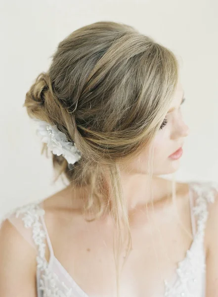 Woman in wedding dress looking aside — Stockfoto