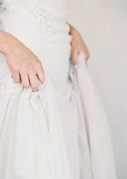 Žena ruce vyprošťují se svatební šaty — Stock fotografie