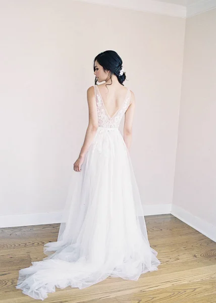 Joven novia vistiendo vestido de novia —  Fotos de Stock