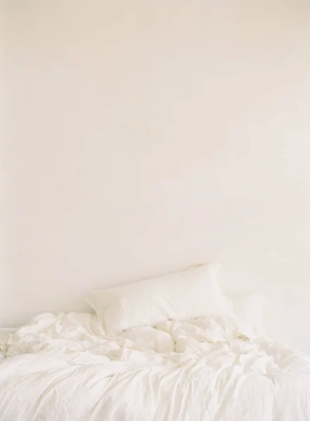 Смятые простыни на кровати — стоковое фото