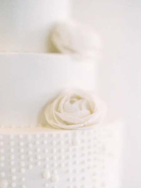 Bolo de casamento com decoração floral — Fotografia de Stock