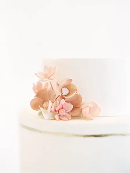 Kue pernikahan dengan hiasan bunga — Stok Foto