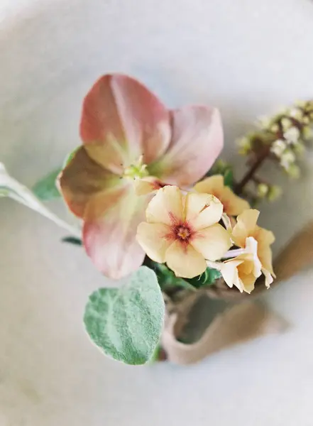 Boutonniere de boda con flores y hojas —  Fotos de Stock