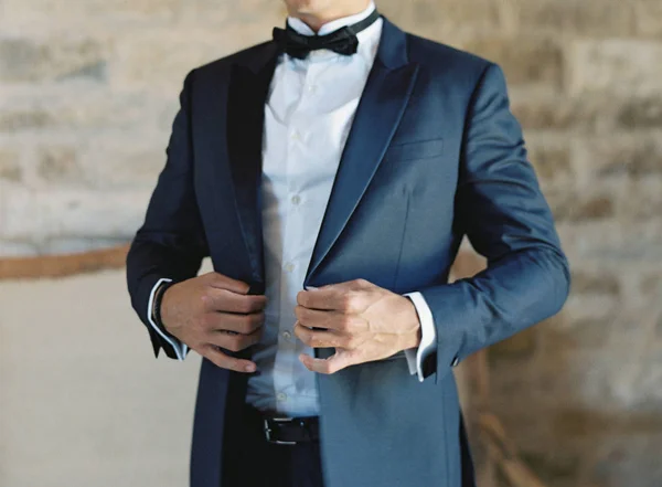 Man in tuxedo suit standing outdoor — Stock Photo, Image