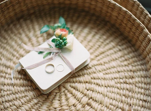 Fedi nuziali su taccuino con boutonniere — Foto Stock