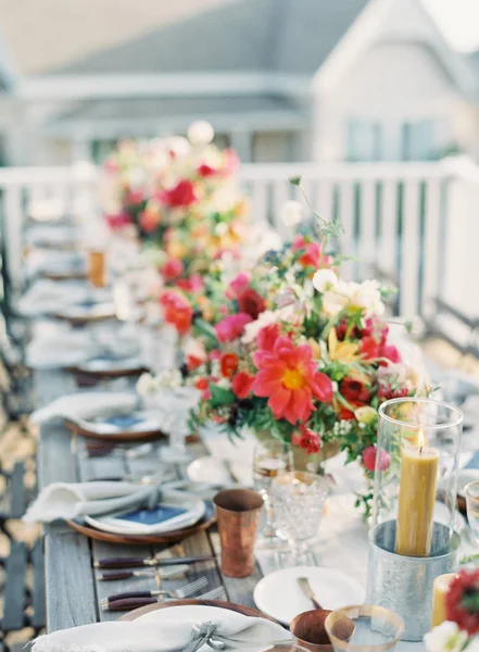 Floral arrangement on setting table — Stock Photo, Image