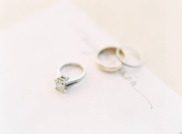 Wedding rings on card — Stock Photo, Image