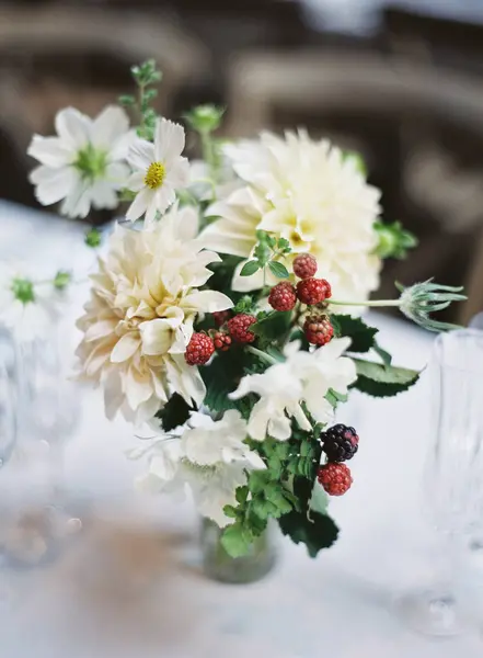 Weißer Strauß mit Himbeeren — Stockfoto