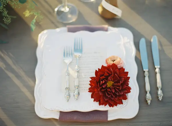 Посуд з прикрасою весілля — стокове фото
