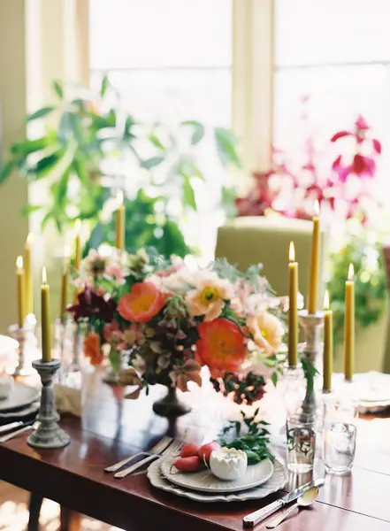 Masayı çiçeklerle süslenmiş — Stok fotoğraf