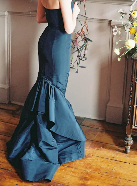 イブニング ・ ドレスで美しい女性 — ストック写真