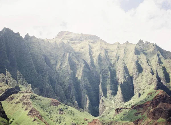 Гірські хребти на вулканічному острові — стокове фото