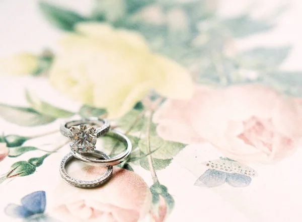 Anillos de boda con gemas — Foto de Stock