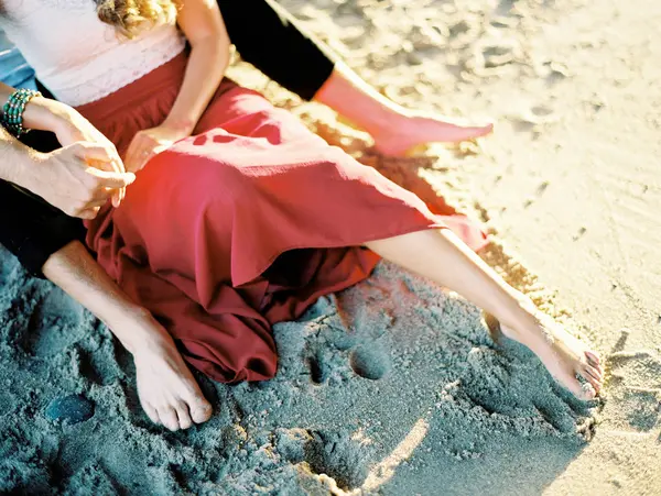 Couple embracing at beach — Stock Photo, Image