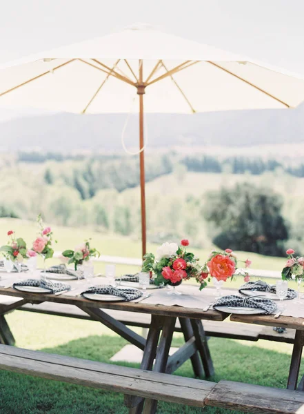 Деревянный стол украшенный цветами — стоковое фото
