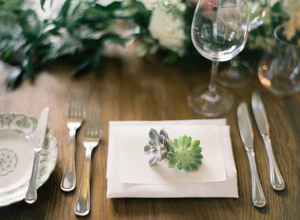 Floral arrangement on setting table — Stock Photo, Image