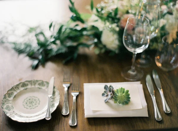 Floral arrangement on setting table — Stock Photo, Image