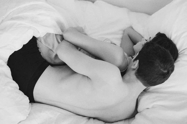 Mladý pár objímání při spaní — Stock fotografie