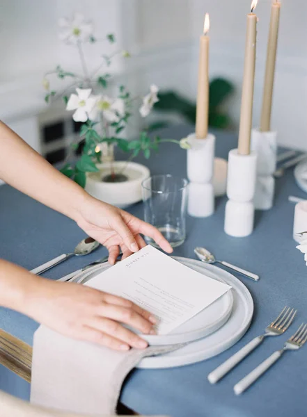 Femme décoration réglage table — Photo de stock