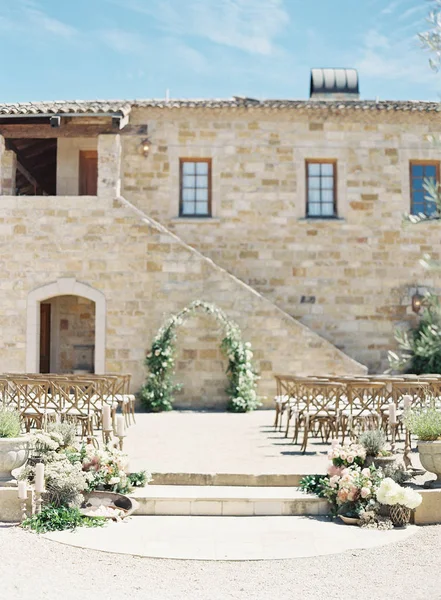 Arco decorado con flores - foto de stock