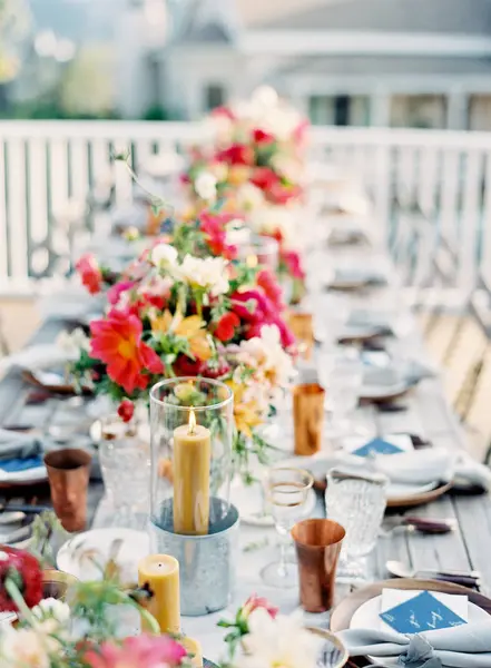 Arreglo floral en la mesa de ajuste - foto de stock