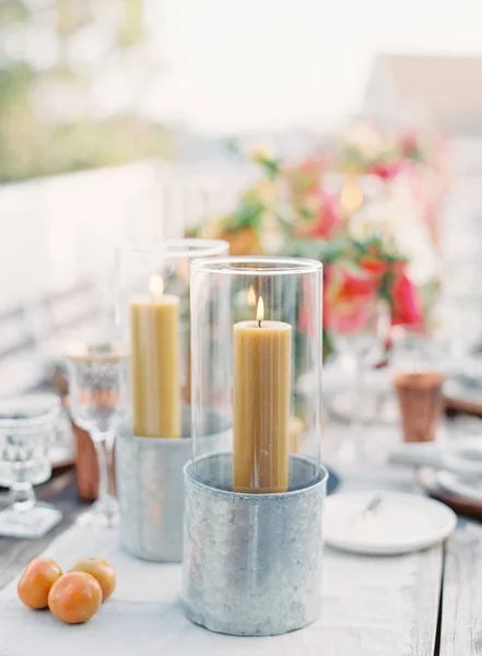 Mesa de madera decorada con velas - foto de stock