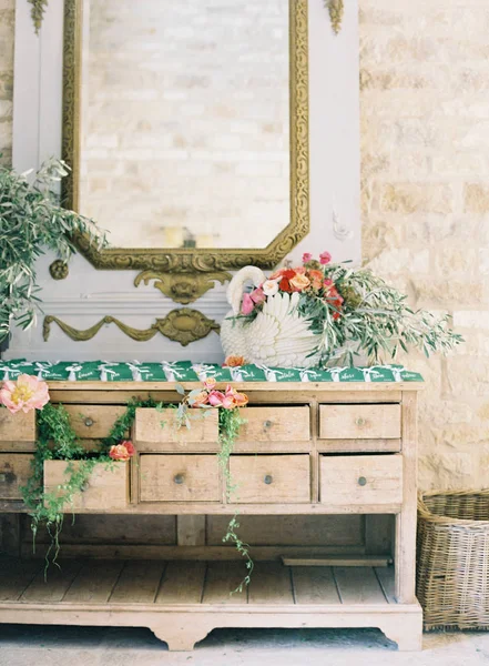 Commode vintage décorée de fleurs — Photo de stock