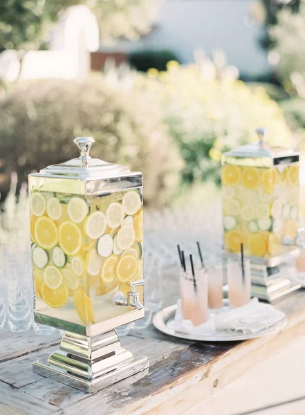 Limonade fraîche dans des pots à motifs — Photo de stock