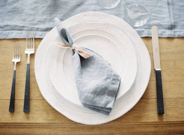 Servilleta de mesa en platos de cena - foto de stock