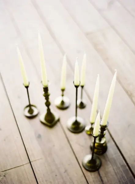 Velas de cera en candelabros elegantes - foto de stock