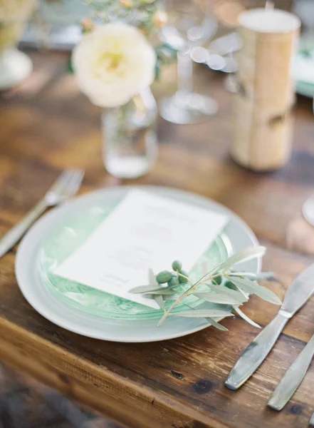 Обідня тарілка з гостьовою карткою — стокове фото