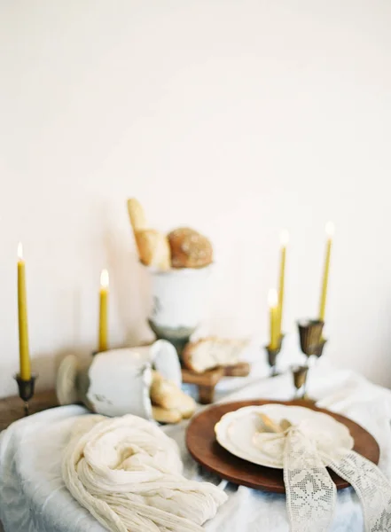 Mesa de juego decorada con velas - foto de stock