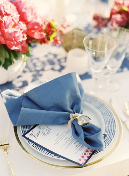 Serviette décorée sur la table de réglage — Photo de stock