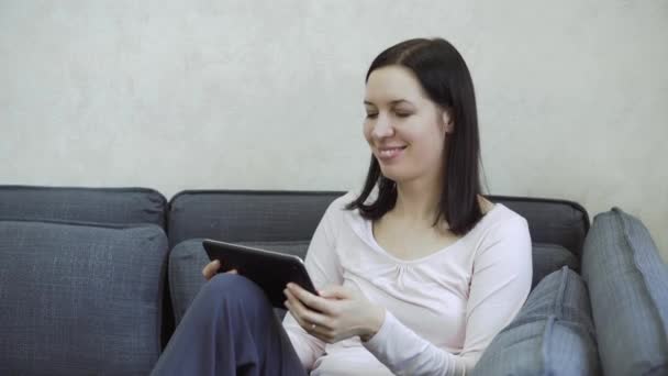 Jovem mulher atraente ter chat de vídeo — Vídeo de Stock