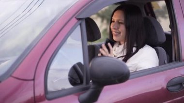 Kadın arabada oturan Smartphone söz