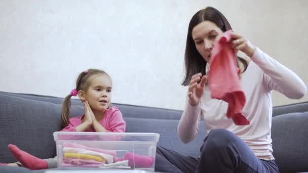 Moeder en dochter verpakking vakken thuis — Stockvideo