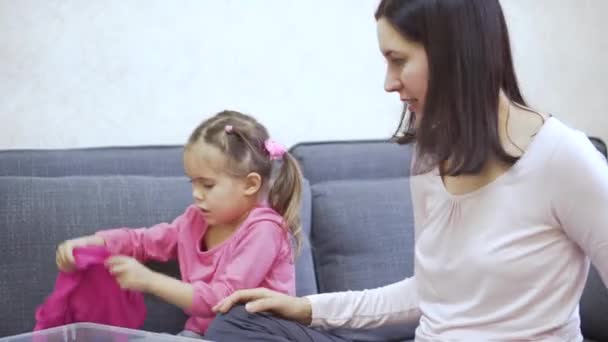 Moeder en dochter uitpakken vakken thuis — Stockvideo